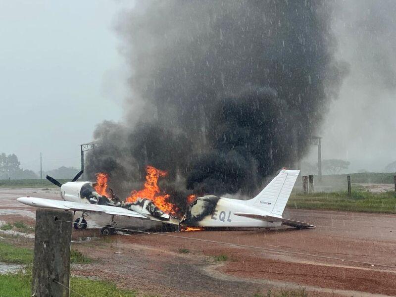 Avião sem autorização para voo faz pouso forçado e é incendiado em fazenda em Brasnorte 
