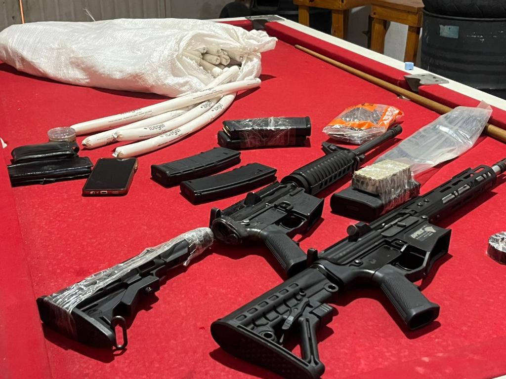 Apreensão de explosivos e fuzis impede fuga de integrantes de facção presos na PCE 