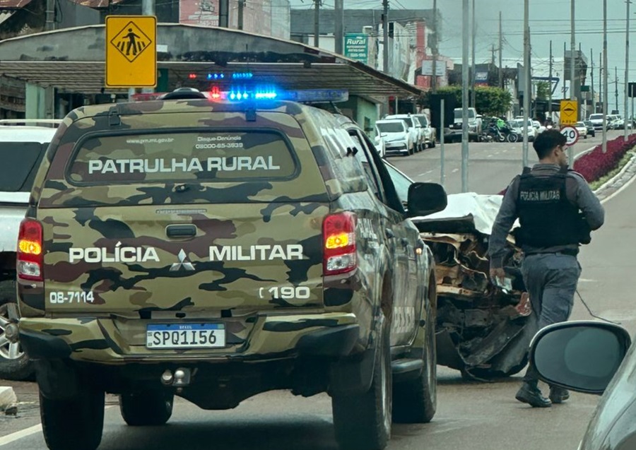 Acidente entre caminhonete e caminhão é registrado na Avenida Dois de Dezembro em Aripuanã 