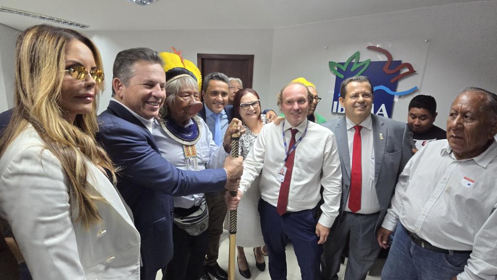 Governador e cacique Raoni pedem autorização para fazer asfalto em área indígena 