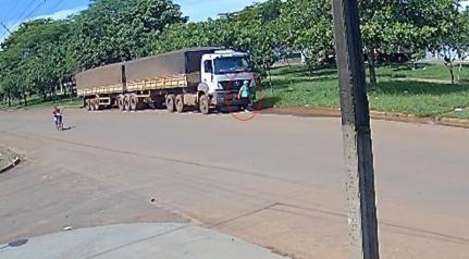Caminhoneiro atropela idosa e vai embora sem prestar socorro; vítima ferida, confira o vídeo