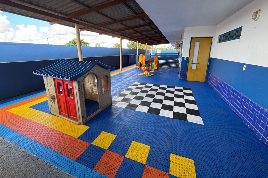 Secretaria instala piso lúdico em dois Centros de Educação Infantil para estimular aprendizado e segurança das crianças em Aripuanã