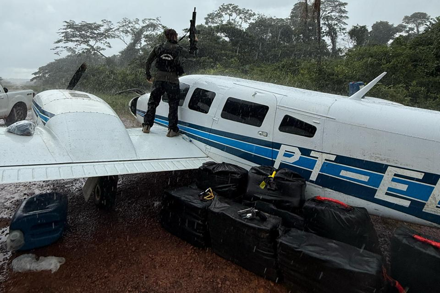 Forças de segurança apreendem 500 kg de cocaína em avião na zona rural de Colniza 
