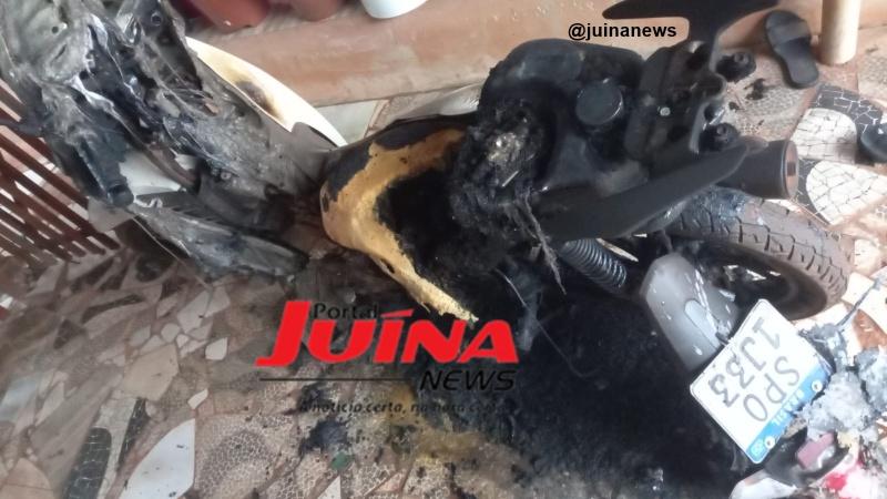 Ex-companheiro invade casa, incendeia moto da vítima e faz ameaças em Juína 