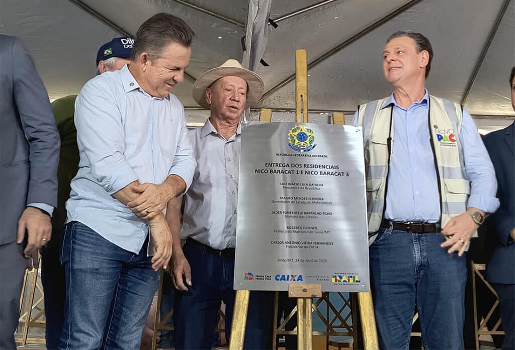 Governador, prefeito e ministro entregam 576 apartamentos para famílias em Sinop 