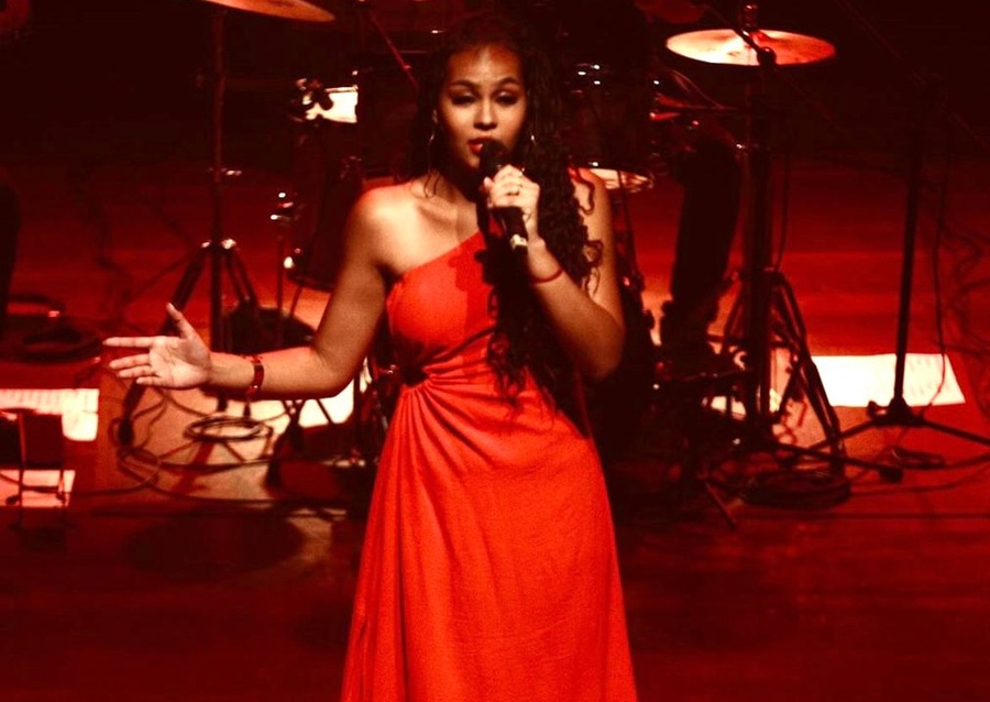 Estella marys canta Maria Bethânia no Off-Theatro do Liceu Cuiabano 