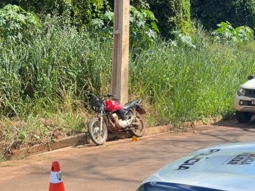 Jovem morre após perder controle de motocicleta e bater em poste em Juína 