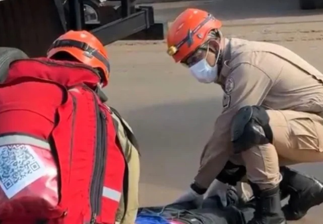 Motociclista colide com caminhão e fica preso sob o veículo em Juína 