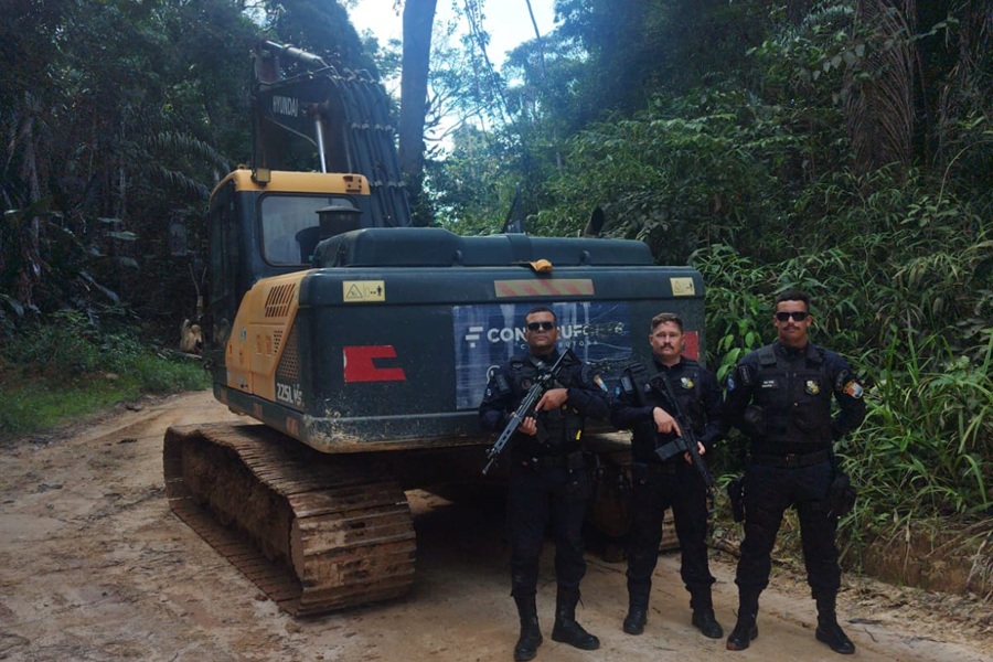 Polícia Militar de Aripuanã localiza escavadeira furtada em Nova Mutum em área de garimpo no distrito de Conselvan 
