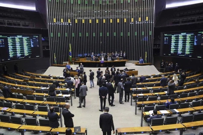 Fim da escala 6x1 desencadeia guerra no Congresso Nacional 