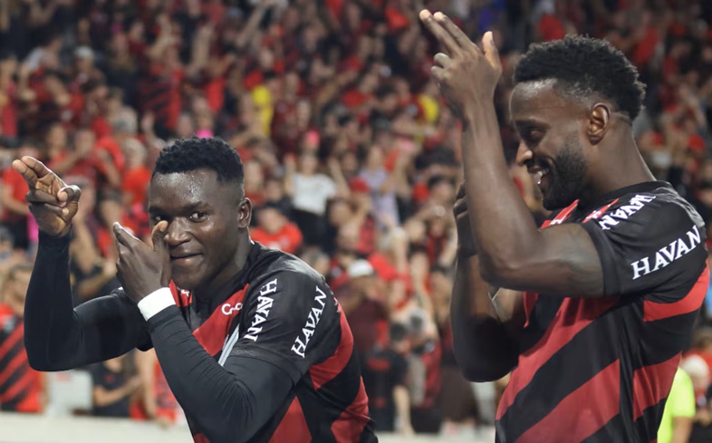 Athletico goleia o Botafogo em jogo atrasado e assume a vice-liderança do Brasileirão 