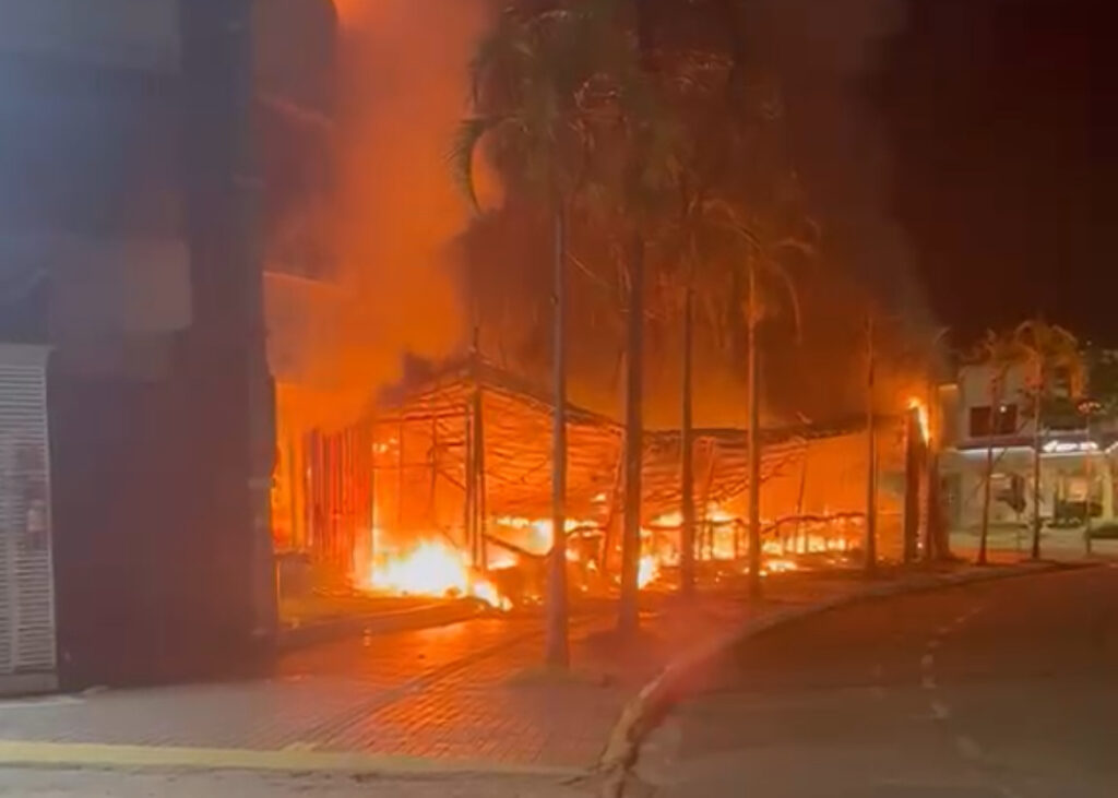 Incêndio destrói Ditado Popular no centro de Sinop 