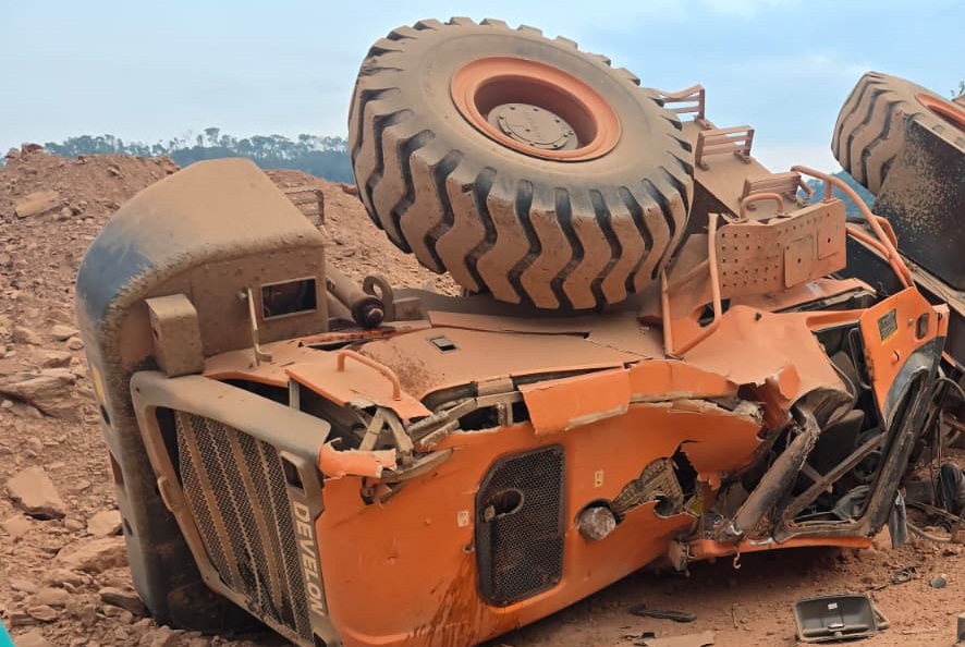 Operador de máquina fica gravemente ferido após pá carregadeira cair em ribanceira de 20 metros em Aripuanã 