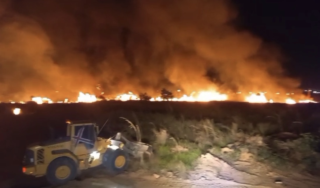 Incêndio de grandes proporções mobiliza Bombeiros, brigadistas e empresários na Vila Operária em Aripuanã