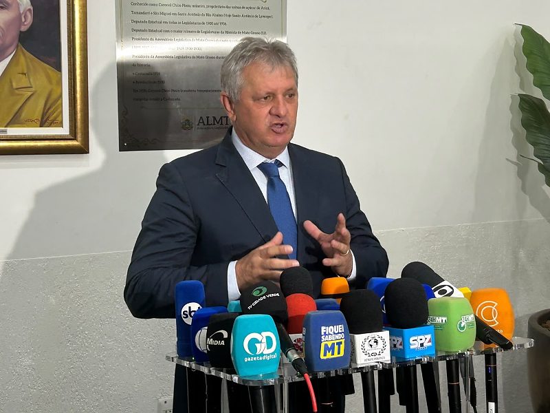Santinhos de Dilmar espalhados diante de escola em Aripuanã levam Justiça a acionar MP 