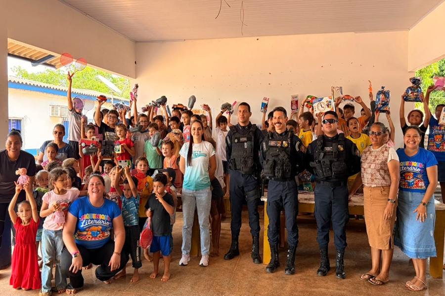 Polícia Militar e grupo Corre Aripa entregam brinquedos a crianças da Comunidade Morena, em Aripuanã 