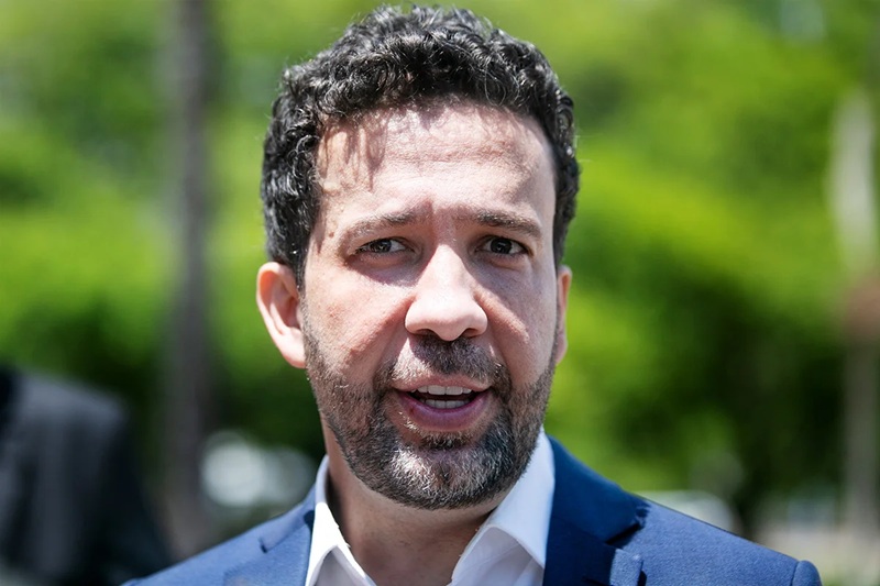André Janones é internado na UTI após arritmia cardíaca depois do debate 